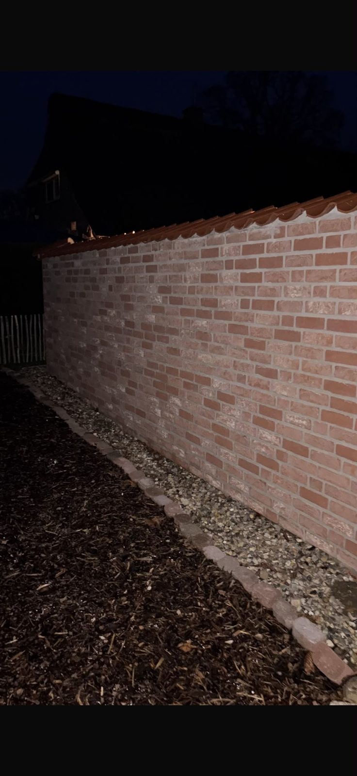 Außenanlage / Grillplatz – Ergebnis: beleuchtete Außenanlage mit Klinkermauer bei Abendlicht