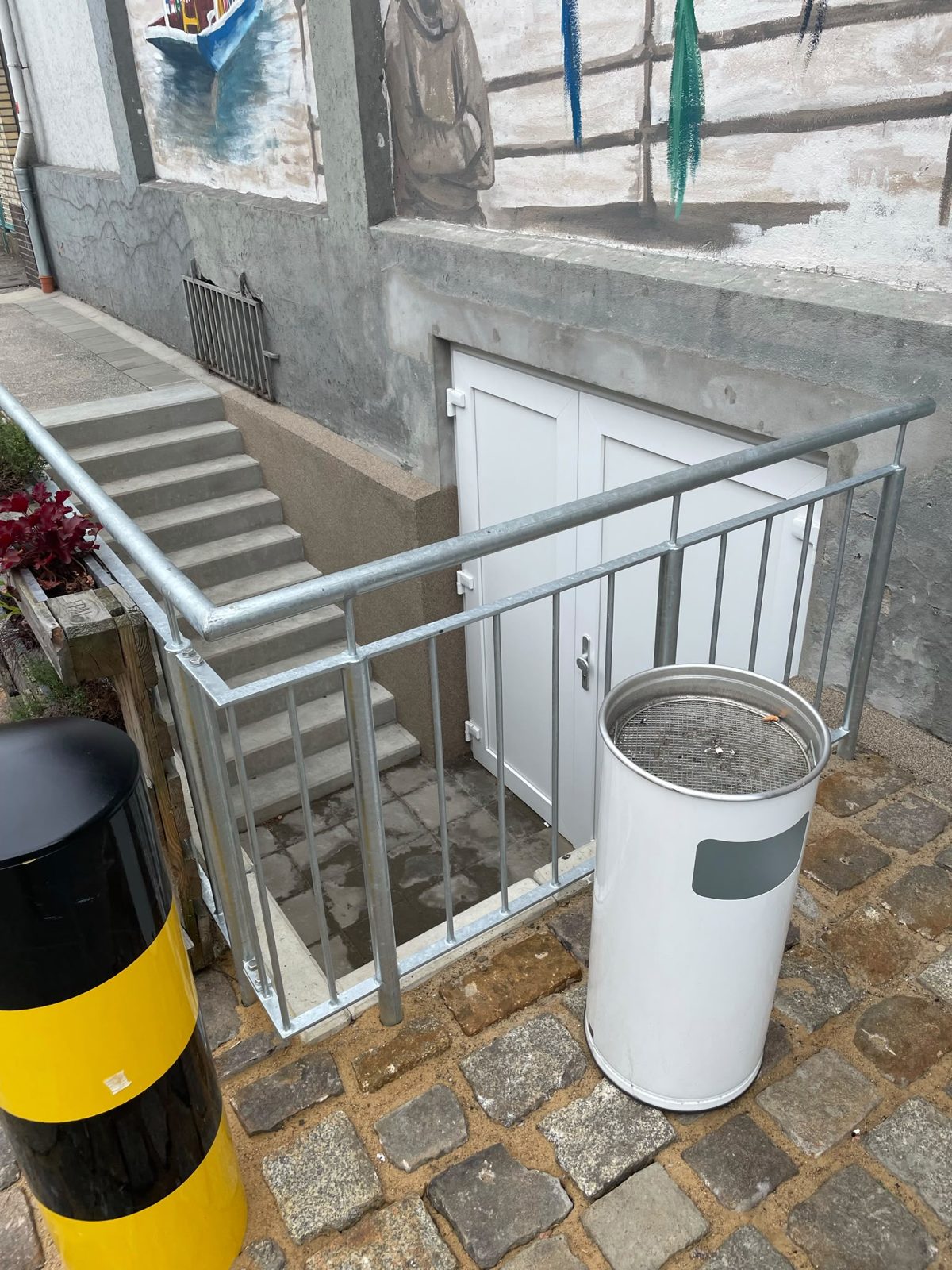 Neue Treppenanlage – Nachher: Außentreppe mit verzinktem Geländer von oben