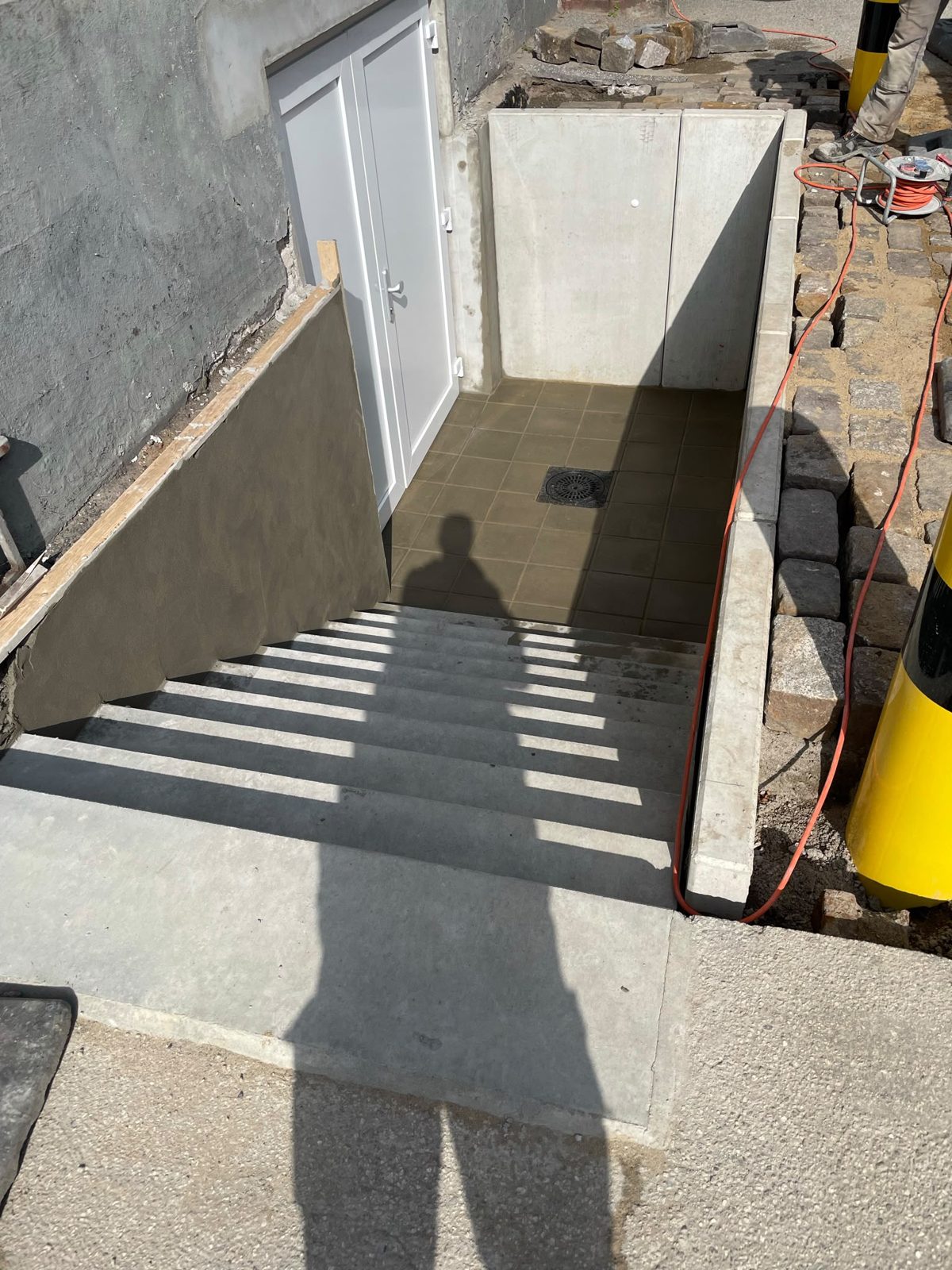 Neue Treppenanlage – Nachher: fertige Treppenanlage mit Geländer im Detail